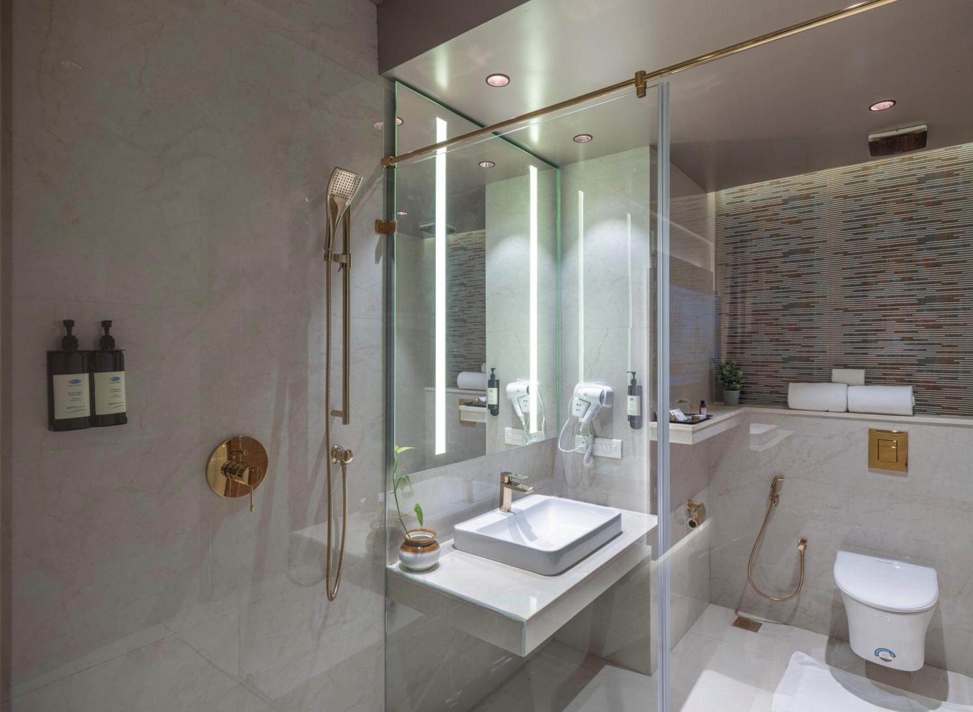 Uday Suites - The Airport Hotel Thiruvananthapuram Zewnętrze zdjęcie
