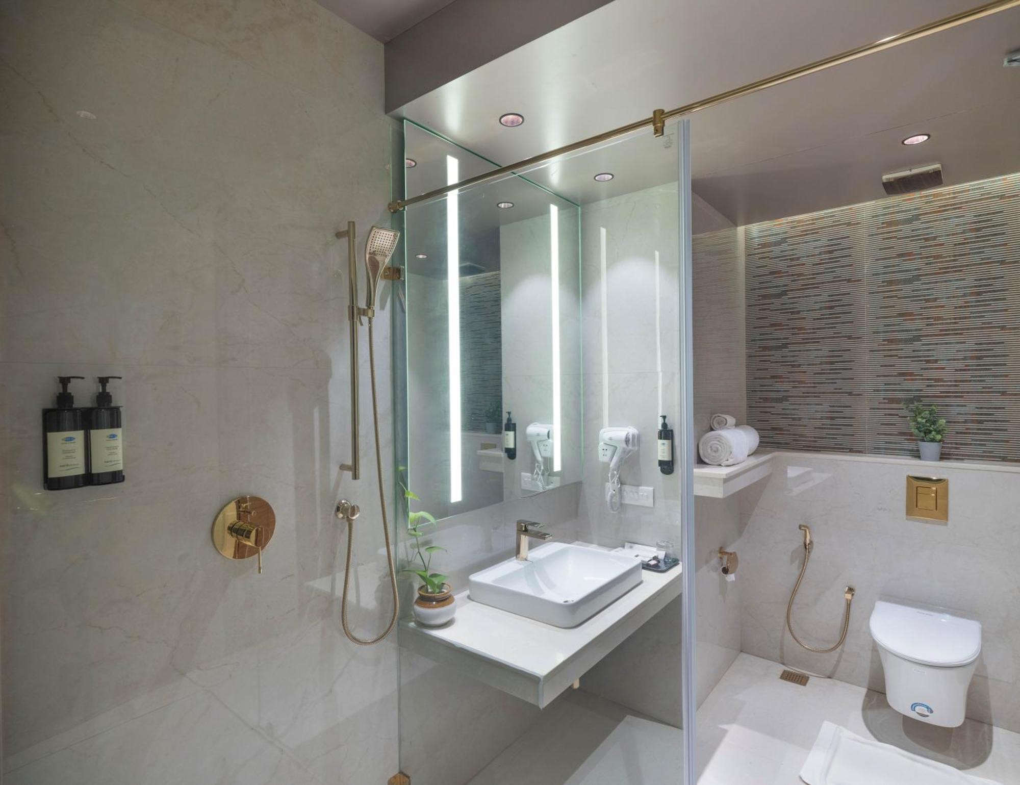 Uday Suites - The Airport Hotel Thiruvananthapuram Zewnętrze zdjęcie